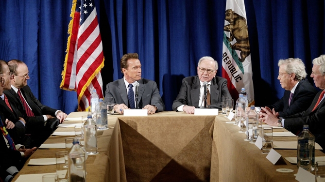 Vào năm 2004, Buffett tham gia cùng Thống đốc California Arnold Schwarzenegger trong một cuộc họp của các nhà đầu tư Phố Wall tại New York. Buffett đã tư vấn cho chiến dịch tranh cử thống đốc của Schwarzenegger vào năm 2003.