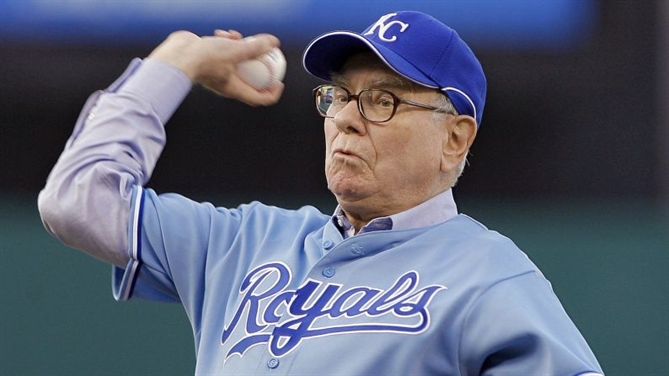 Vào năm 2008, Buffett ném quả bóng khai mạc trước một trận đấu bóng chày của đội Kansas City Royals.