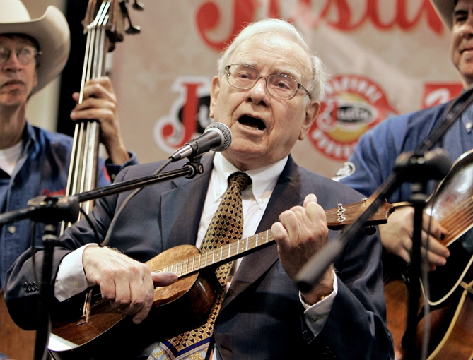 Buffett chơi đàn ukulele cùng một ban nhạc trong cuộc họp của Berkshire Hathaway năm 2007. Ông đã học chơi nhạc cụ này cách đây nhiều thập kỷ.