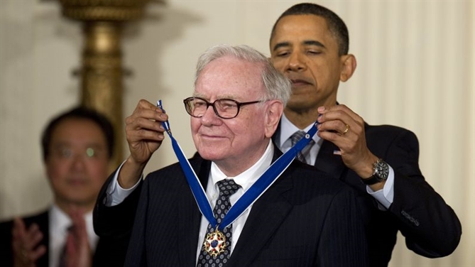 Vào năm 2011, Tổng thống Barack Obama trao Huy chương Tự do Tổng thống cho Buffett. 