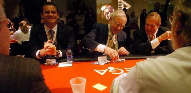 Vào năm 2006, Buffett xếp chồng những quân bài của mình tại một giải đấu poker từ thiện ở Omaha.