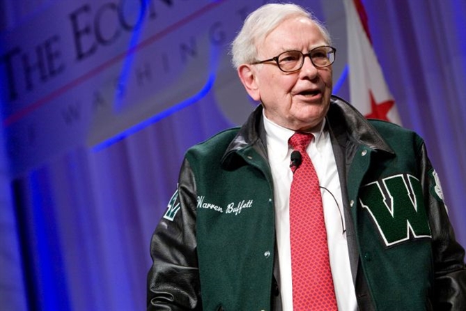 Vào năm 2012, Buffett mặc áo khoác của trường Trung học Woodrow Wilson khi tham dự một sự kiện tại Washington, DC. Buffett tốt nghiệp từ trường trung học Washington vào năm 1947.