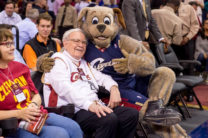 Vào năm 2014, Buffett vui đùa với linh vật Moon Dog của đội Cleveland Cavaliers trước một trận đấu NBA.