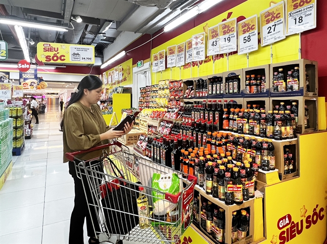 Khách hàng mua sắm các sản phẩm giá tốt tại siêu thị WinMart