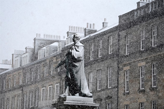 một bức tượng phủ đầy tuyết trong cơn bão Bert, dọc phố George ở Edinburgh, Scotland, Anh, ngày 23 tháng 11. REUTERS/Lesley Martin