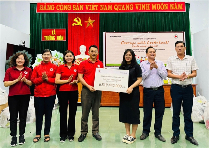 LocknLock tang qua cho nguoi dan vung ron lu Quang Binh