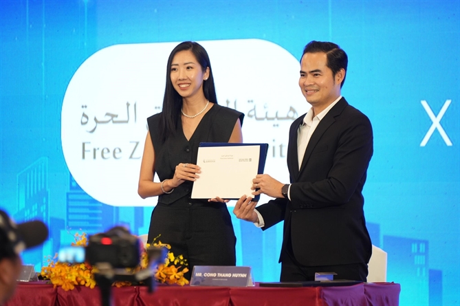 Bà An Trần, Đại diện Ajman Free Zones Authority, và Ông Huỳnh Công Thắng, Đại diện InnoLab Asia