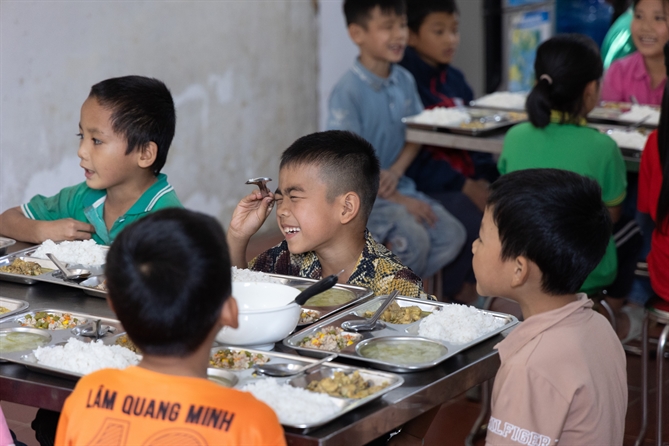 Những bữa cơm có thịt tại trường không chỉ mang lại niềm vui tiếng cười, mà còn là nguồn động lực để các bé siêng năng đến trường hơn