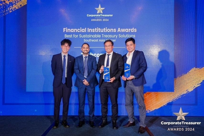 Đại diện Techcombank nhận giải thưởng Best for Sustainable Treasurey Solutions