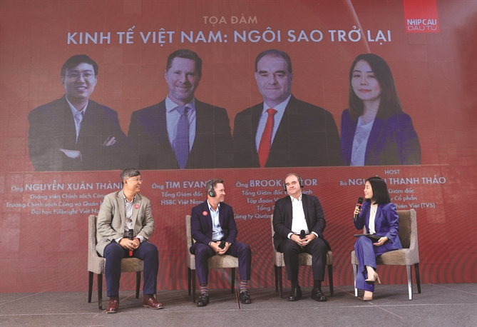 Từ trái qua phải: ông Nguyễn Xuân Thành, giảng viên Trường Chính sách công và Quản lý Fulbright; ông Tim Evans, CEO HSBC Việt Nam; ông Brook Taylor, Tổng Giám đốc Điều hành VinaCapital; bà Nguyễn Thanh Thảo, Tổng Giám đốc Công ty Chứng khoán Thiên Việt (TVS).