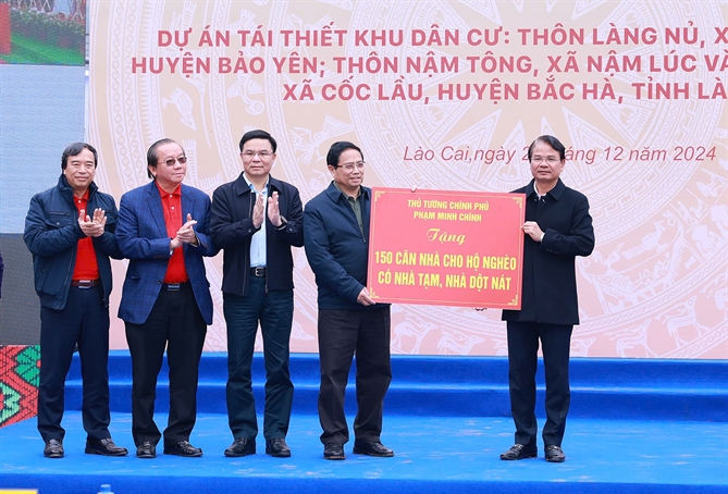 Thủ tướng Phạm Minh Chính và các nhà tài trợ trao tặng 150 ngôi nhà góp phần xoá nhà tạm, nhà dột nát trên địa bàn tỉnh Lào Cai