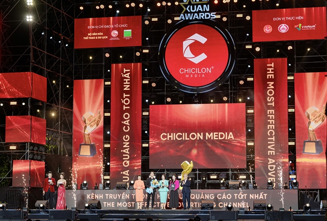 Đại diện Chicilon Media nhận cup tại Lễ trao giải Vạn Xuân Awards 2024