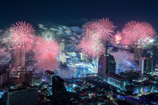 Pháo hoa nổ trong lễ mừng năm mới ở Bangkok, Thái Lan, ngày 1 tháng 1. REUTERS/Patipat Janthong