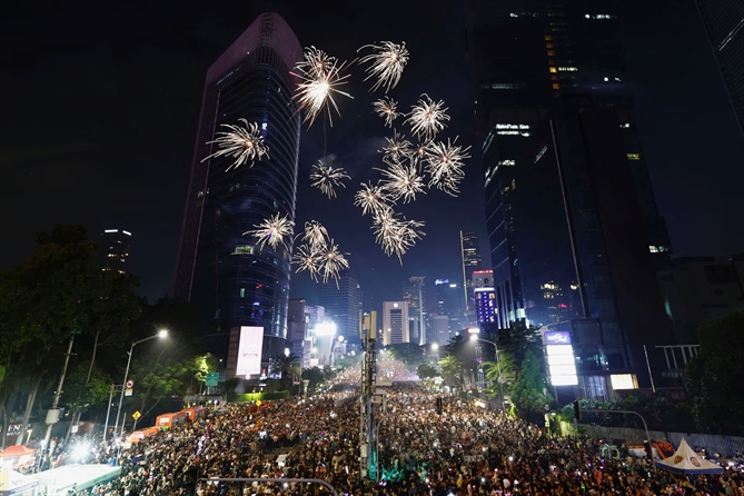 Người dân tham dự lễ đón giao thừa ở Jakarta, Indonesia, ngày 31/12. REUTERS/Willy Kurniawan