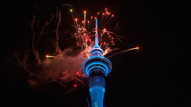 New Zealand chào đón năm mới bằng màn bắn pháo hoa tại Tháp Sky Auckland. Ảnh: 1News