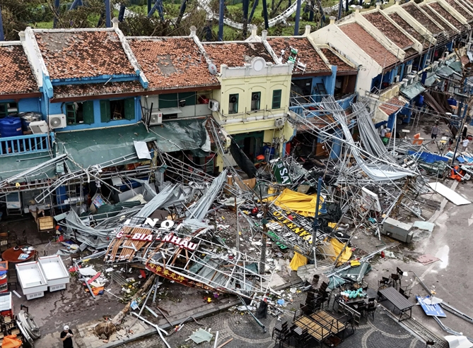 Thiệt hại do bão Yagi gây ra tại Hạ Long. Ảnh: AFP.