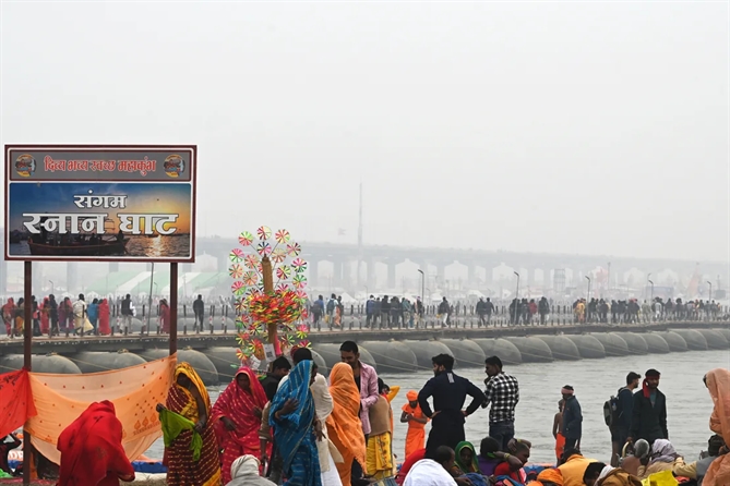 Các tín đồ băng qua cầu phao khi đến để ngâm mình trong nước Sangam tại Mahakumbh Nagar ở Prayagraj, Ấn Độ vào ngày 12 tháng 1 năm 2025. Deepak Gupta/Hindustan Times/Hình ảnh Getty