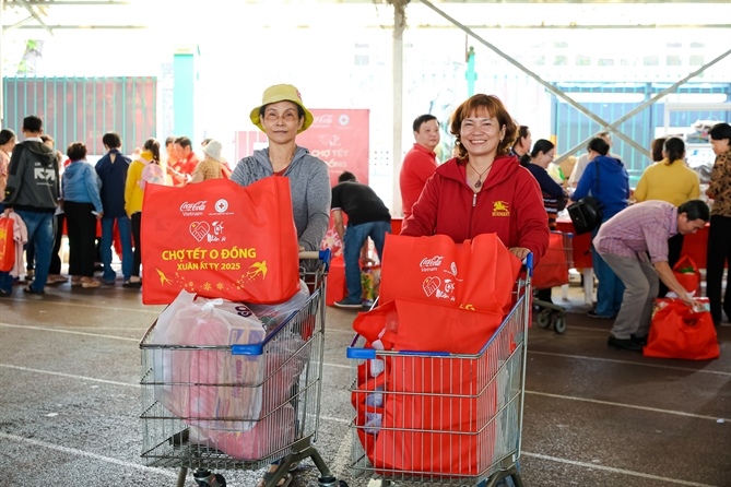 Coca-Cola chung tay hỗ trợ gia đình khó khăn và người dân chịu ảnh hưởng bởi thiên tai đón Tết ấm áp.