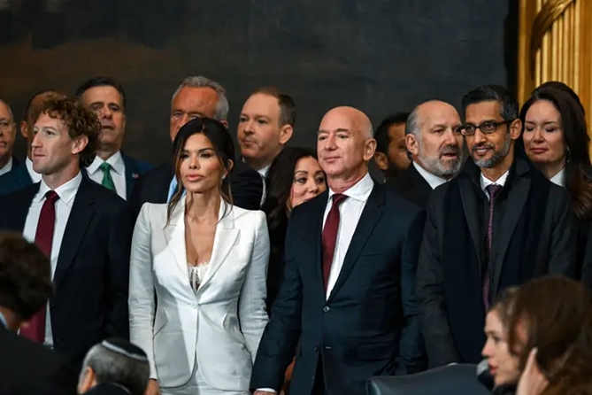 Jeff Bezos và vị hôn thê của ông, Lauren Sanchez, ngồi giữa Zuckerberg và Pichai. Kenny Holston/The New York Times qua AP