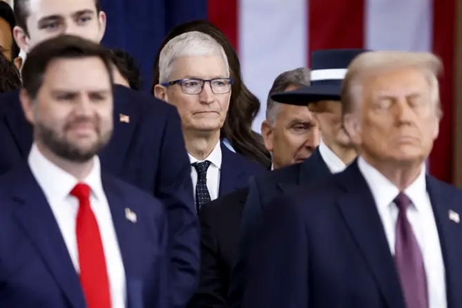 Tim Cook, CEO của Apple, là một trong những nhà lãnh đạo công nghệ có mặt. SHAWN THEW / POOL / AFP