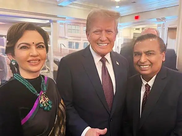 Chủ tịch Reliance Industries Mukesh Ambani và vợ Nita đã tham dự lễ nhậm chức của Tổng thống Donald Trump vào thứ Hai. Reliance Industries