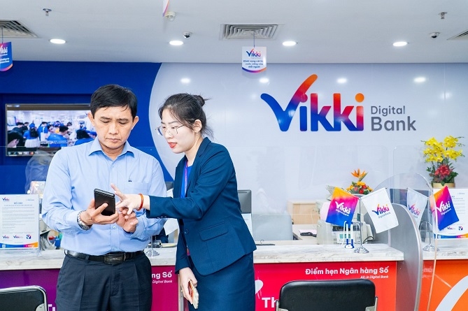 Tư vấn viên hỗ trợ khách hàng giao dịch tài chính trên ứng dụng Ngân hàng Số Vikki, các dịch vụ trên ứng dụng mang lại trải nghiệm hiện đại và bảo mật.