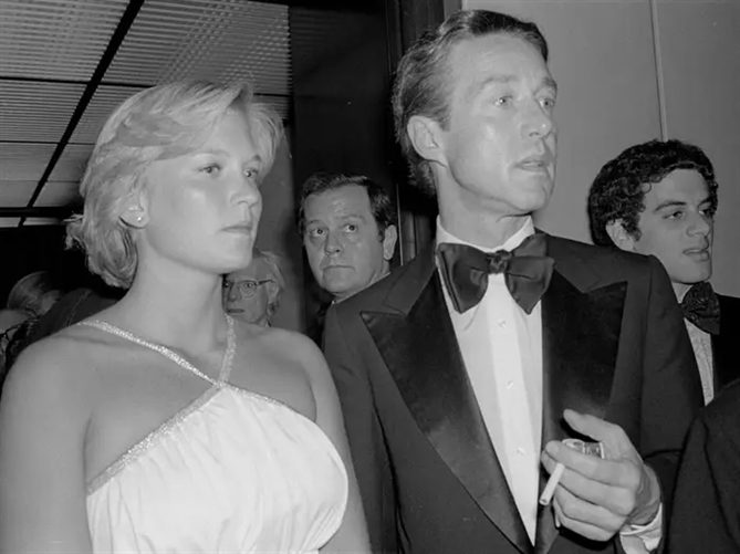 Susan Ford gặp nhà thiết kế thời trang nổi tiếng người Mỹ Halston vào năm 1977. Ảnh: Getty