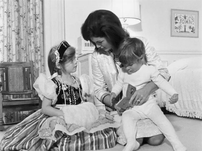 Đệ nhất phu nhân Mỹ Jackie Kennedy cùng các con Caroline và John F. Kennedy Jr. vào năm 1962. Ảnh: Getty