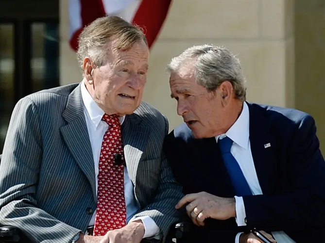 Hai cha con George H.W. Bush (Tổng thống thứ 41 của nước Mỹ, nhiệm kỳ 1989 – 1993) và George W. Bush (Tổng thống thứ 43 của nước Mỹ, nhiệm kỳ 2001 – 2009). Ảnh: Getty