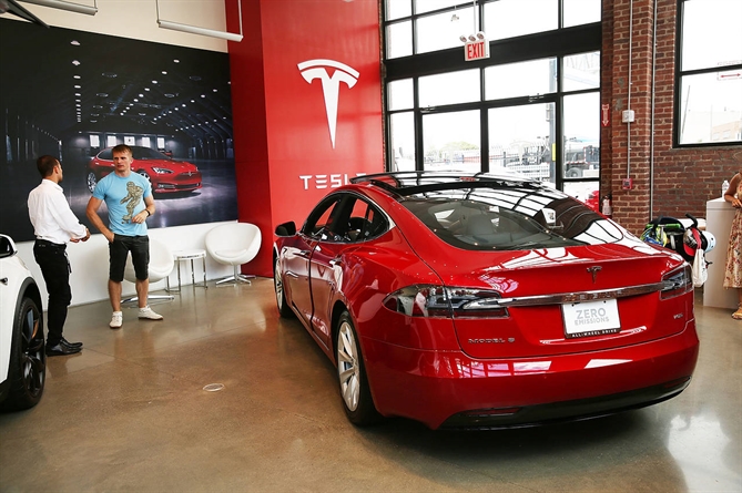 Tesla, nhà sản xuất xe điện lớn nhất thế giới, đã giảm giá các mẫu xe chủ chốt tại các thị trường lớn để đối phó với doanh số bán hàng sụt giảm và sự cạnh tranh gia tăng.