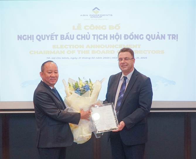 Ông Nguyễn Thiên Trúc chúc mừng ông Bernhard Hackl tiếp nhận vị trí Chủ tịch HĐQT Công ty cổ phần nguyên liệu Á Châu AIG.