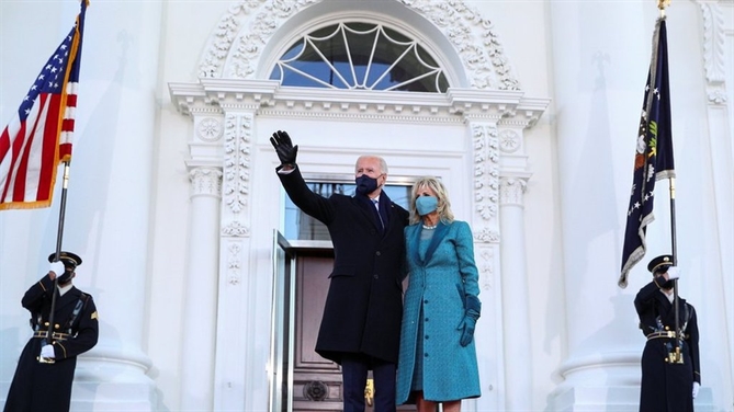 Tổng thống Joe Biden vẫy chào người ủng hộ trước khi cùng Đệ nhất phu nhân Jill Biden bước vào Nhà Trắng