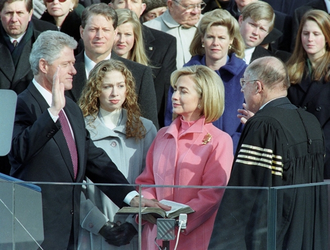 Tổng thống Bill Clinton tuyên thệ, bên cạnh là con gái Chelsea Clinton và Đệ nhất phu nhân Hillary Clinton, vào tháng 1/1997. Ảnh: Getty