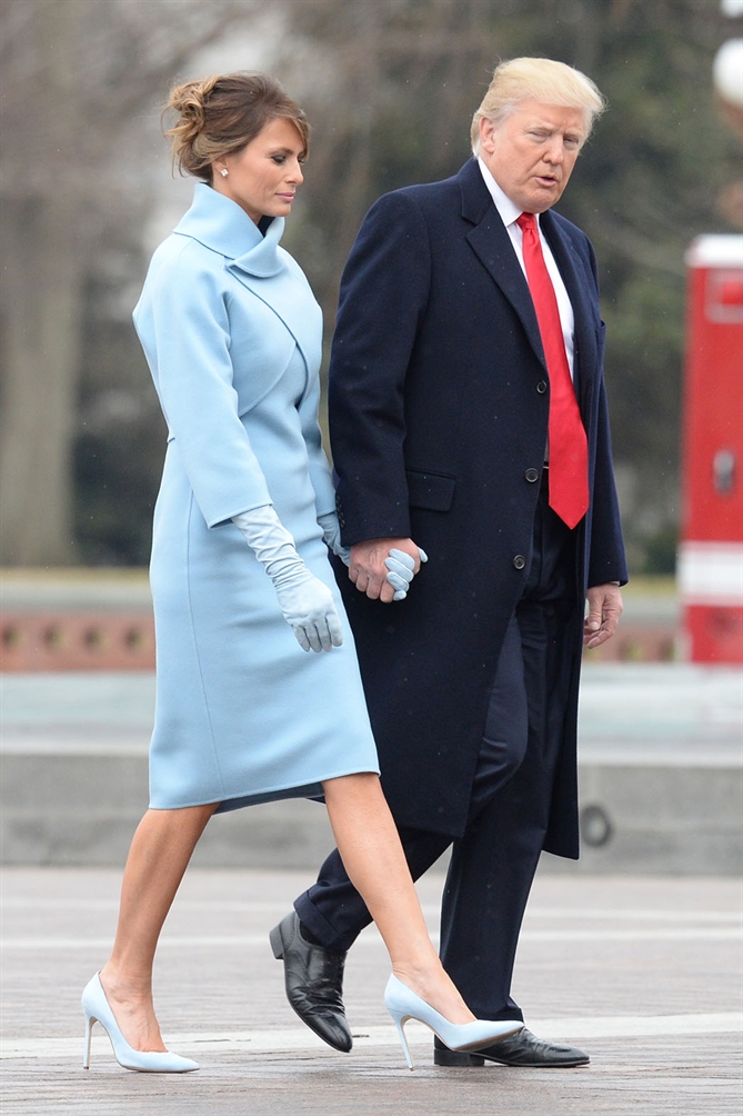 Năm 2017, Phu nhân Melania Trump mặc bộ trang phục cashmere màu xanh da trời của Ralph Lauren tại lễ nhậm chức đầu tiên của Tổng thống Donald Trump (Ảnh: Getty Images).