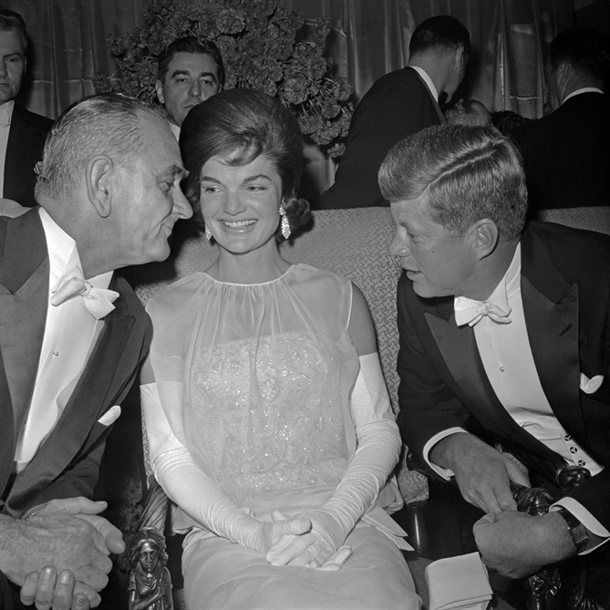 Chiếc váy dạ hội của Jackie Kennedy trong buổi dạ hội nhậm chức được thiết kế riêng bởi Oleg Cassini. Lưu trữ Bettmann/Getty Images