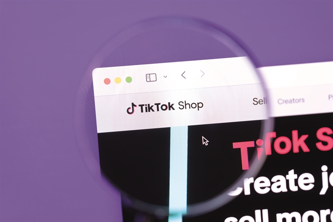  GMV (Tổng giá trị giao dịch) của TikTok Shop Việt Nam năm 2024 là 3,8 tỉ USD và đang xếp thứ 2 trên bảng xếp hạng thương mại điện tử Việt Nam. Ảnh: shutterstock.com.