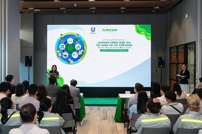Bà Bà Lê Thị Hồng Nhi - Phó Tổng giám đốc Truyền thông & Đối ngoại của Unilever phát biểu khai mạc lễ tổng kết giai đoạn 1 của dự án