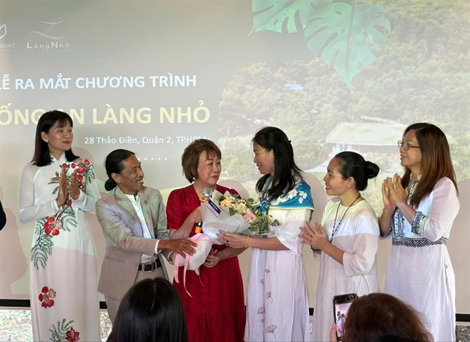 Ông Nguyễn Mạnh Bình San chủ khu Làng Nhỏ trao hoa cho ban tổ chức tour Sống An.