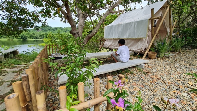 Làng Nhỏ ven hồ Láng Nhớt đẹp yên bình được bao quanh những cánh rừng bạt ngàn, những con suối mát lành chảy quanh.Ảnh: Đình Phú