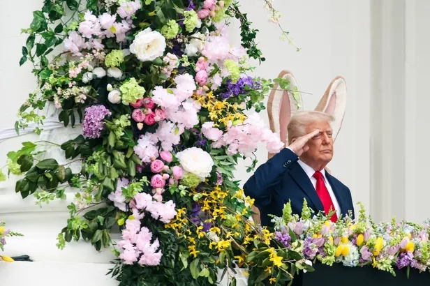 Donald Trump trên ban công Nhà Trắng trước cuộc săn trứng Phục sinh truyền thống, Thứ Hai, ngày 21 tháng 4 năm 2025