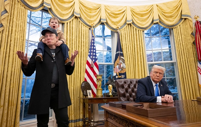 Vào ngày 11 tháng 2, Trump cùng Elon Musk và con trai của Musk, X, tham gia một buổi hỏi-đáp tại Phòng Bầu dục. 
