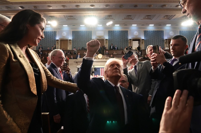 Trump rời khỏi phòng Hạ viện sau khi phát biểu tại phiên họp chung của Quốc hội vào ngày 4 tháng 3. (Win McNamee/Getty Images)