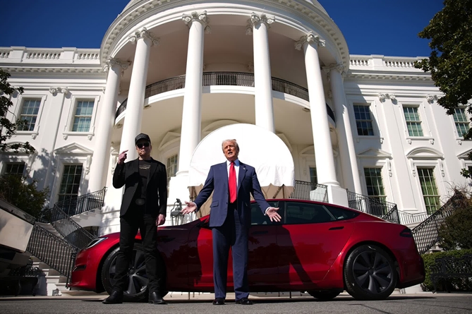 Trump phát biểu cùng Elon Musk trước một chiếc xe Tesla được đậu ngoài Nhà Trắng vào ngày 11 tháng 3. Nhiếp ảnh gia Andrew Harnik chia sẻ: “Sự kiện này đã nhanh chóng thu hút sự chú ý lớn từ cả truyền thông chính thống lẫn mạng xã hội.” Tổng thống Trump cho biết ông muốn ủng hộ công ty xe của ông Musk, vốn đã giảm giá cổ phiếu kể từ khi Musk bắt đầu công việc tại Bộ Hiệu quả Chính phủ. … Cuối sự kiện, Tổng thống Trump nói rằng ông sẽ mua một chiếc xe để cho nhân viên sử dụng.” (Andrew Harnik/Getty Images)