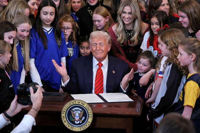 Trump, đứng giữa vòng vây các bé gái và thiếu nữ, ký ban hành một sắc lệnh hành pháp nhằm thực hiện một trong những cam kết trọng tâm của chiến dịch tranh cử năm 2024: cấm phụ nữ chuyển giới tham gia thi đấu trong các môn thể thao dành cho nữ.