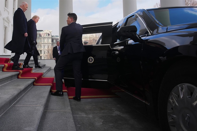Trump và Joe Biden rời Nhà Trắng trên đường đến lễ nhậm chức của Trump. 
