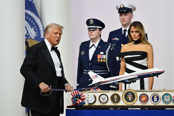 Trump cắt bánh trong buổi dạ tiệc nhậm chức dành cho Tổng Tư lệnh. “Hôm nay, chúng ta cùng nhau tôn vinh sức mạnh bền bỉ và tinh thần kiên cường của nền cộng hòa vĩ đại của chúng ta. Vì vậy, thật phù hợp khi chúng ta dành sự tri ân cho những người đàn ông và phụ nữ đã và đang bảo vệ sự an toàn cho đất nước,” Trump phát biểu trước đám đông tham dự.