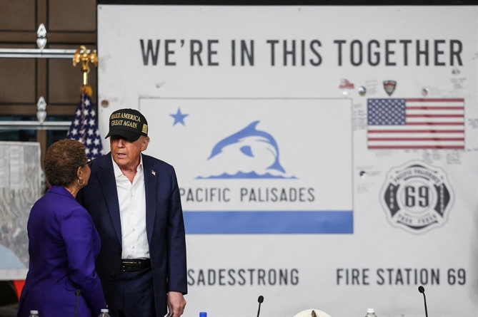 Sau khi thăm khu vực Asheville, Trump đã đến California để khảo sát thiệt hại do vụ cháy Palisades gây ra. Tại đây, ông đã có cuộc trò chuyện với Thị trưởng Los Angeles, bà Karen Bass. (Leah Millis/Reuters)