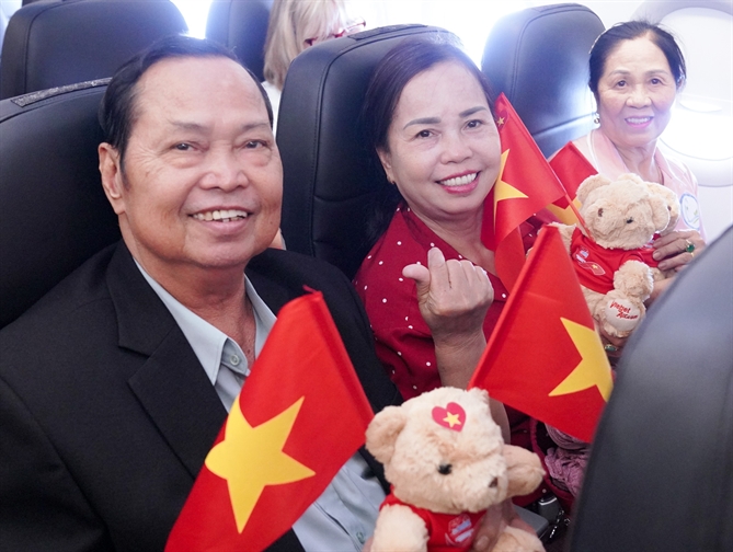 Chuyển giao thành công hoạt động khai thác dịch vụ mặt đất tại sân bay Tân Sơn Nhất Hành khách bất ngờ với những món quà đặc biệt mừng đại lễ 30/4 từ phi hành đoàn Vietjet