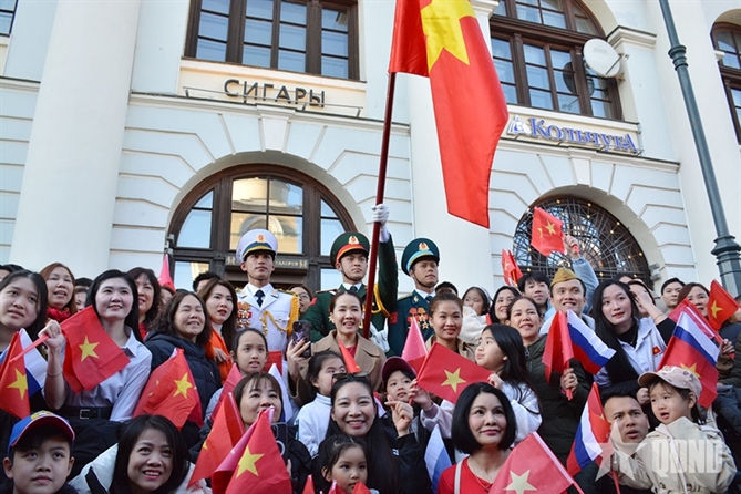 Ba con kieu bao va du hoc sinh tai Nga chao don Doan QDND Viet Nam tai Quang truong Do