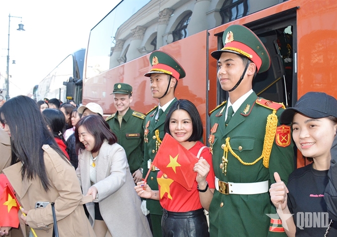 Ba con kieu bao va du hoc sinh tai Nga chao don Doan QDND Viet Nam tai Quang truong Do
